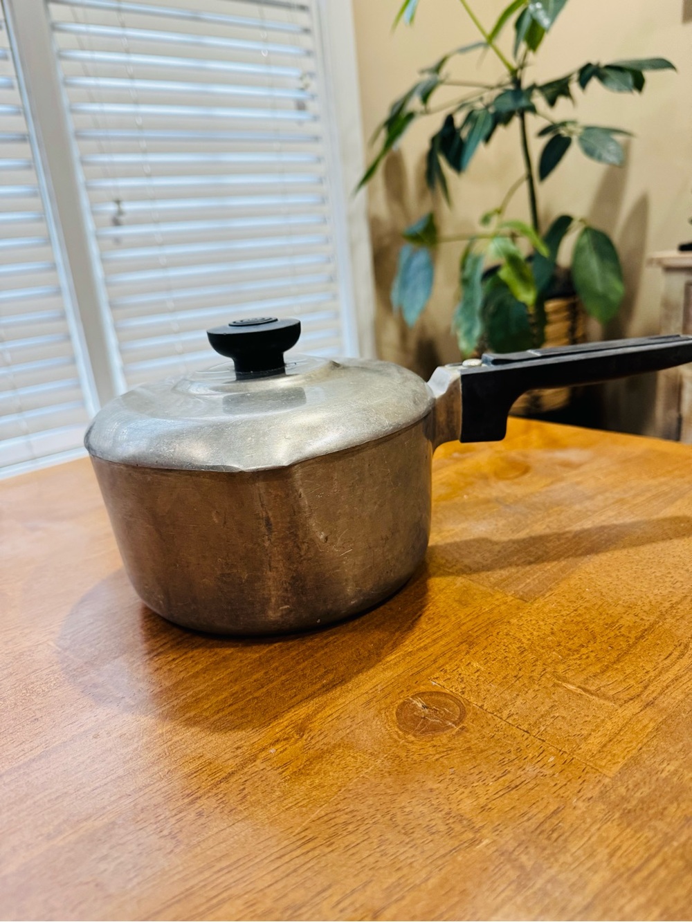 Vintage Magnalite GHC 2 Quarts (2 Liters) Dual Spout Cast Aluminum Pot with Lid.